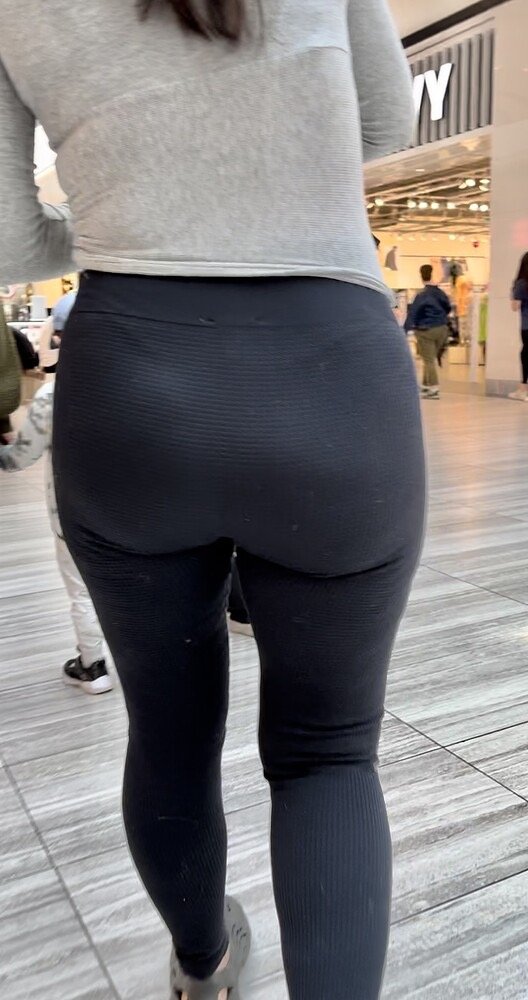 Now that’s an ass! Pawg with a jiggly booty in leggings #B9r4UX5J