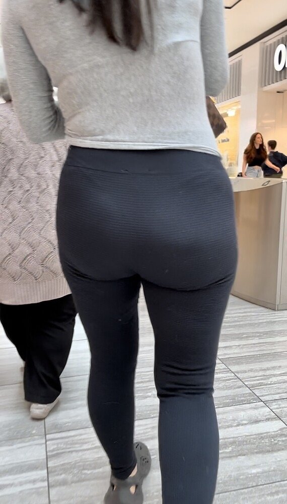 Now that’s an ass! Pawg with a jiggly booty in leggings #Czv3AviI
