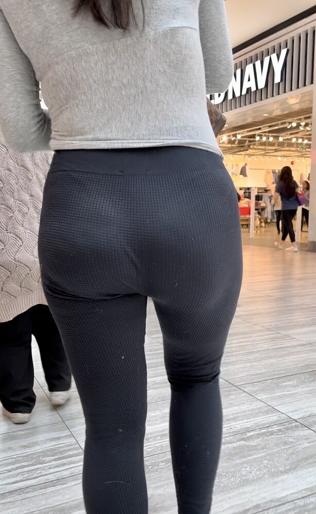 Now that’s an ass! Pawg with a jiggly booty in leggings #KisVZ4G7