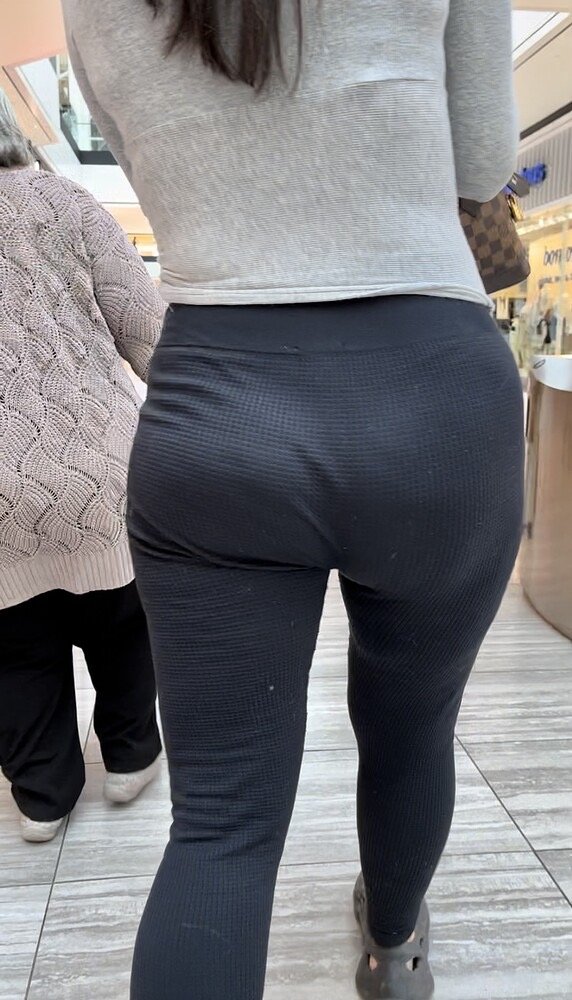 Now that’s an ass! Pawg with a jiggly booty in leggings #NkKYkMc0