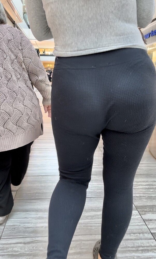Now that’s an ass! Pawg with a jiggly booty in leggings #ZlL6PRU8